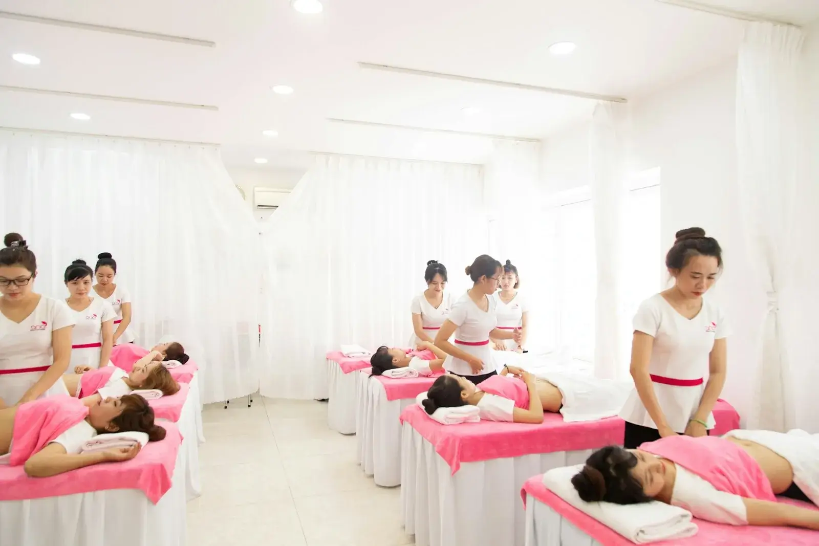 Lash, brow, waxing, masaj ve piercing için yazılım